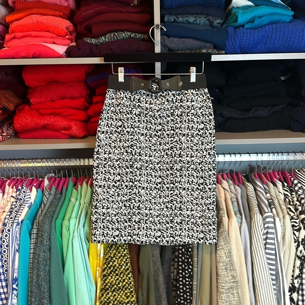 Tahari black and white print skirt size 2